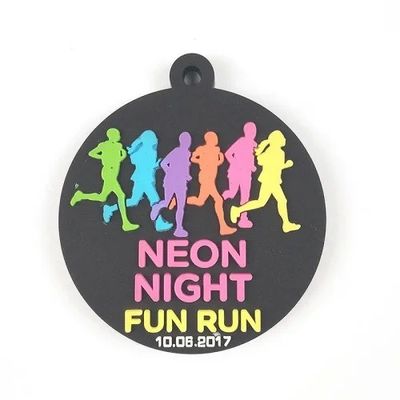 kopen Eco-vriendelijke gepersonaliseerde medaille / zwarte PVC rubber medailles 3D medaille voor Neon Night Fun Run online vervaardiging