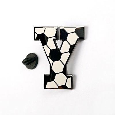 kopen Promotionele harde glazuur voetbal sport pin met rubberen rug online vervaardiging
