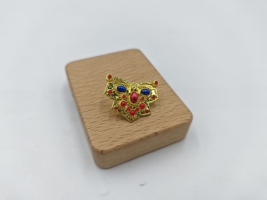 kopen Stylish and Durable Lapel Pin with Brilliant Golden Butterfly and Eye-Catching Gemstone online vervaardiging